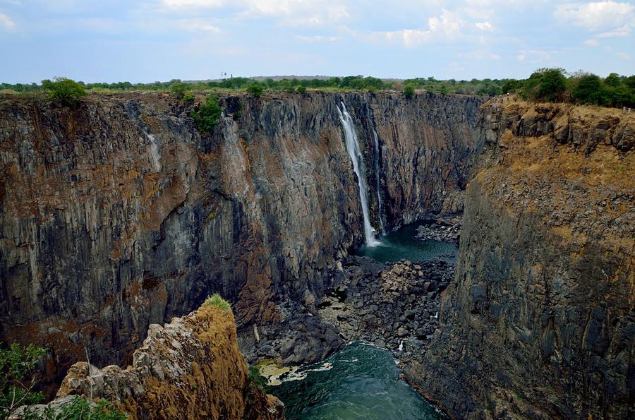 Воды мало, поэтому каньон хорошо виден Виктория-Фоллс, Зимбабве