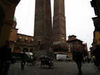 Башни находятся на площади Piazza di Porta Ravegnana — довольно оживленная улица, по которой хоит даже трамвай, а толпы туристов снуют меж машин и прохожих, создавая аварийные ситуации ))