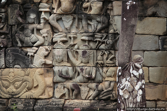 Слоновья Терраса. Слева — голова Кала, божества Времени. Фото из интернета Ангкор (столица государства кхмеров), Камбоджа