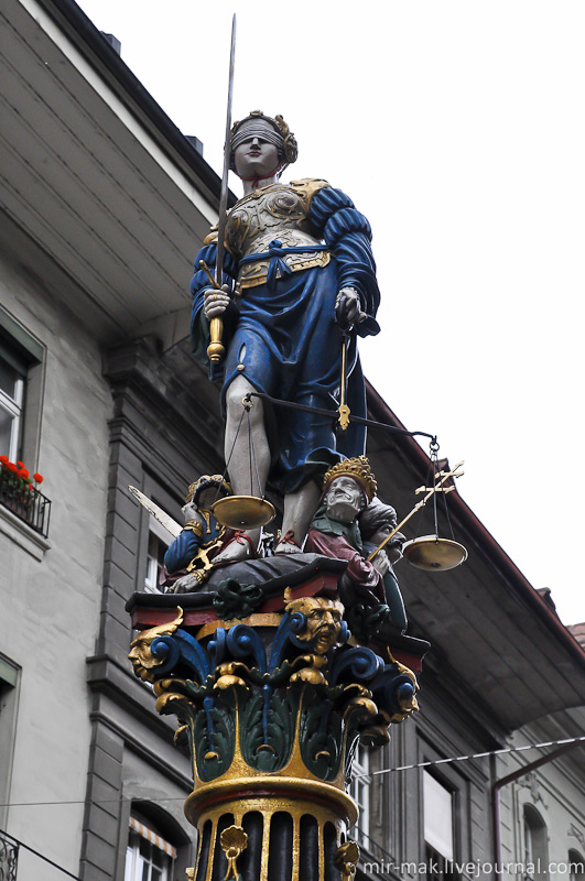 Фонтан «Юстиция» – один из самых знаменитых фонтанов в Берне, полностью сохранивший свой первоначальный облик и включенный в список культурного наследия национального значения. Берн, Швейцария