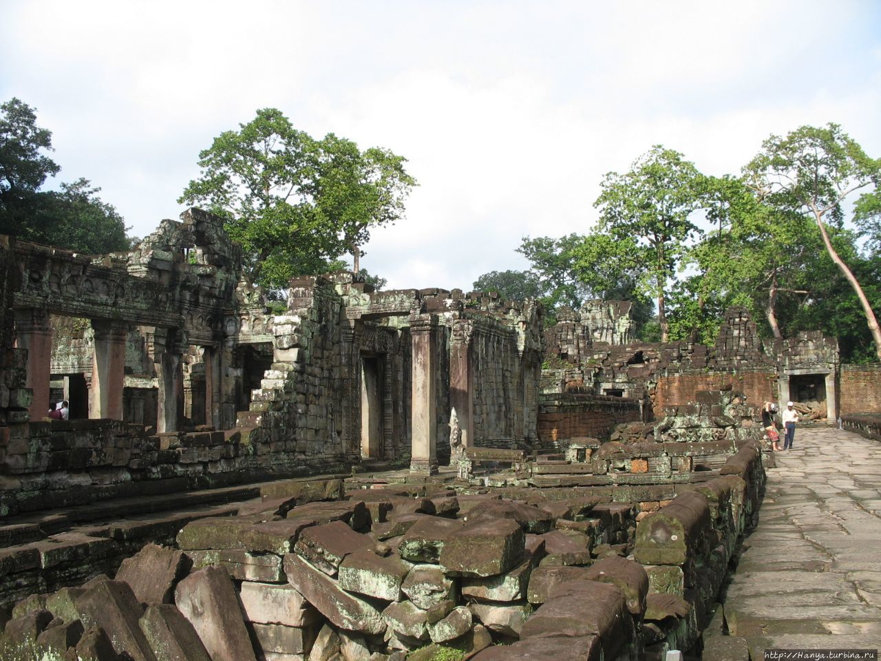 Развалины и стена зала танцоров в храмовом комплексе Пре-Кхан