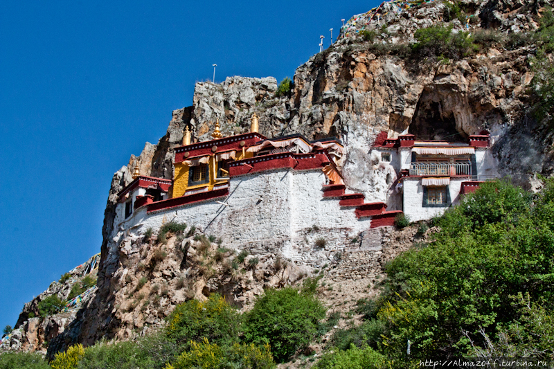 Пещеры для медитации Драк Йерпа недалеко от Лхасы Пещеры Драк Йерпа, Китай