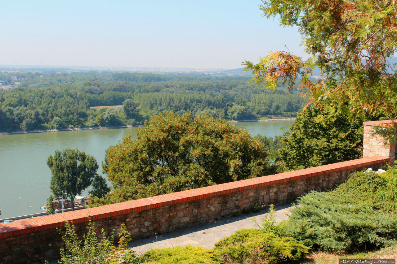 Вид на Дунай с подножия Братиславского Града. Братислава, Словакия
