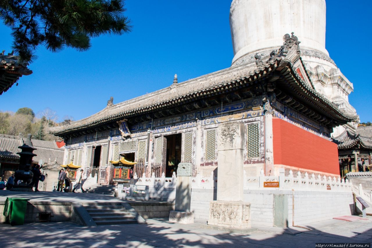 Большая белая ступа в храме Таюань - главный символ Утайшаня