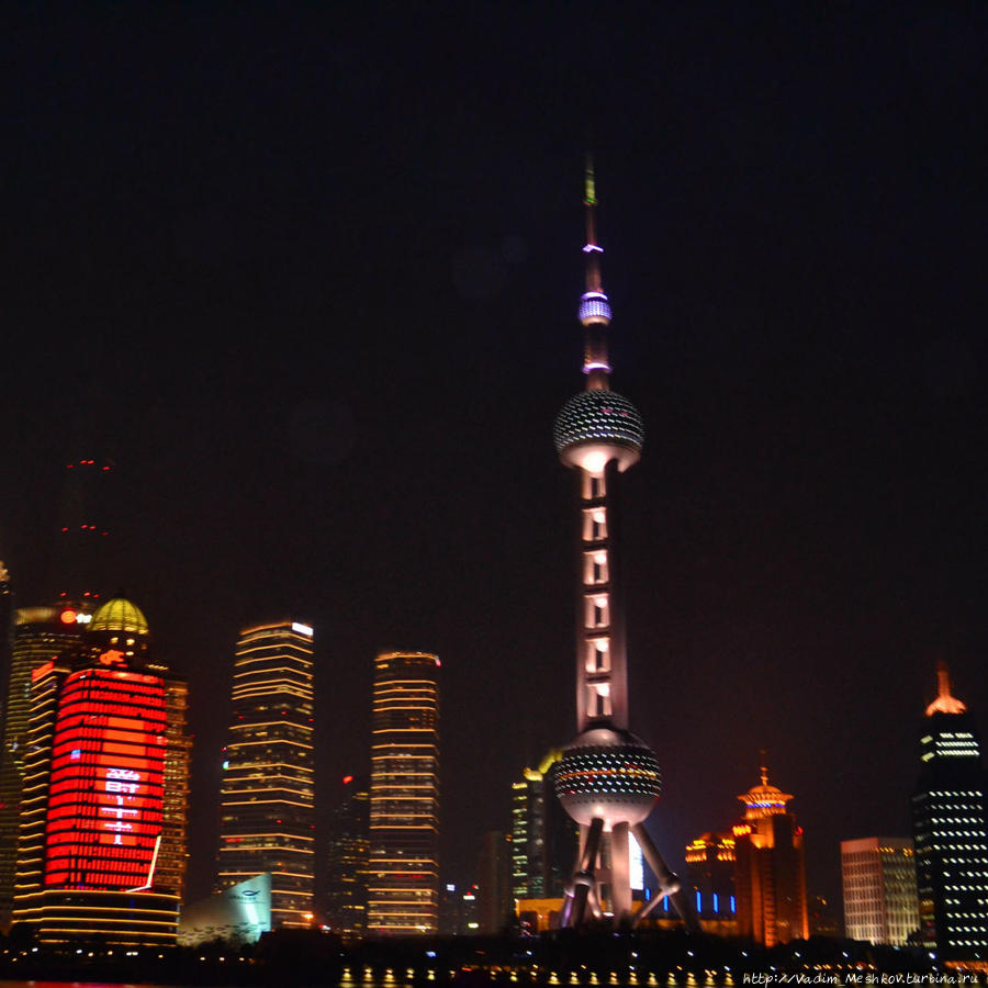 Вид с корабля на Башню Восточная Жемчужина. Шанхай, Китай