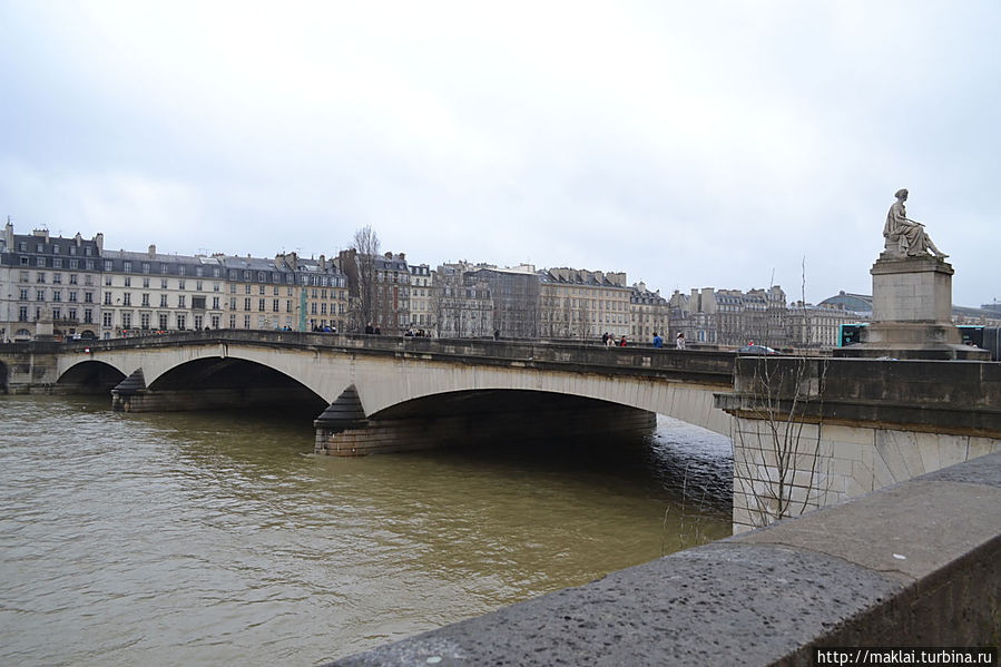 Мост Каррузель с набережной Ф.Миттеран. Париж, Франция
