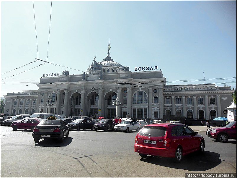 Одесский вокзал. Он идеально вписывается в стиль центра города... а красив он и снаружи, и внутри. Одесса, Украина