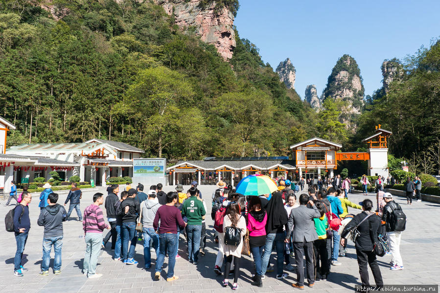 Вход в парк. Везде толпы китайцев Чжанцзяцзе Национальный Лесной Парк (Парк Аватар), Китай
