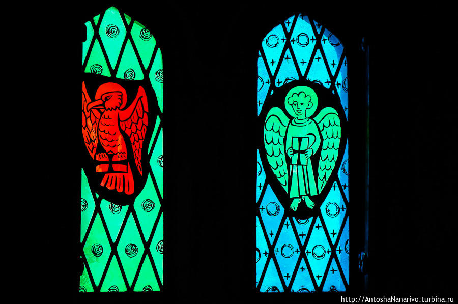 Витражи, по всей видимости, современные, с символами четырёх евангелистов.