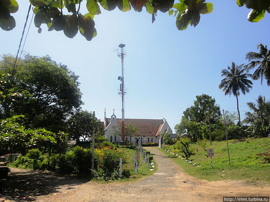 После страшной волны 2004 года все пострадавшие страны установили единую систему оповещения о цунами. Эта вышка- часть общей системы.