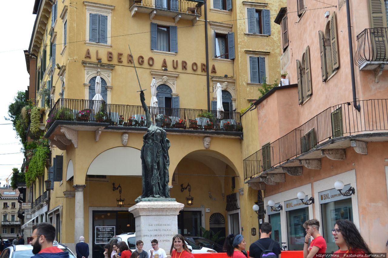 Две площади в самом сердце Вероны Верона, Италия Две площади в самом сердце Вероны Верона, Италия