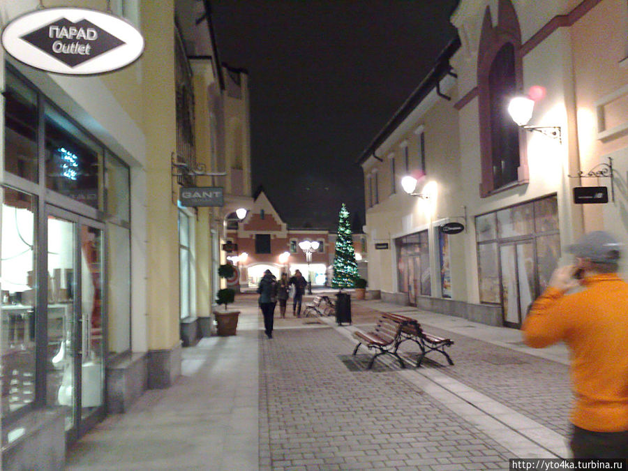 Малолюдно. Поздний вечер