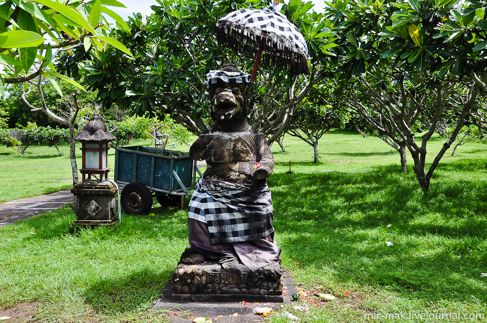 Ни один уголок на Бали, не обходится без религии и поклонения Богам. Бали, Индонезия