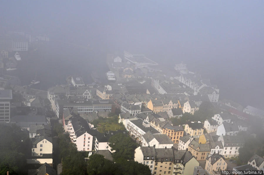 ***Насладиться панорамным видом города и побережья нам помешал туман, клубящийся со стороны моря. Олесунн, Норвегия