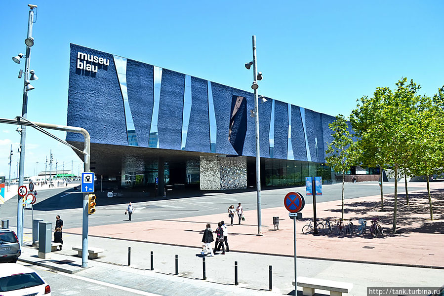 Здание Форума, сейчас музей Блау, было построено к Всемирному культурному форуму, проходящему в Барселоне в 2004 году. Сегодня здание используется, как музей современного искусства.