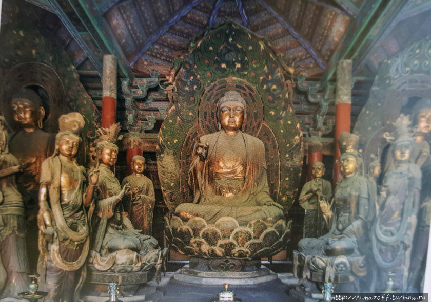 Статуи в храмовом комплек