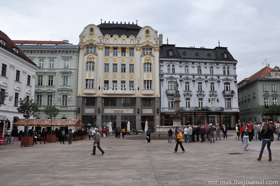 Главная площадь является центром Старого города и раньше называлась Рыночной площадью. Братислава, Словакия