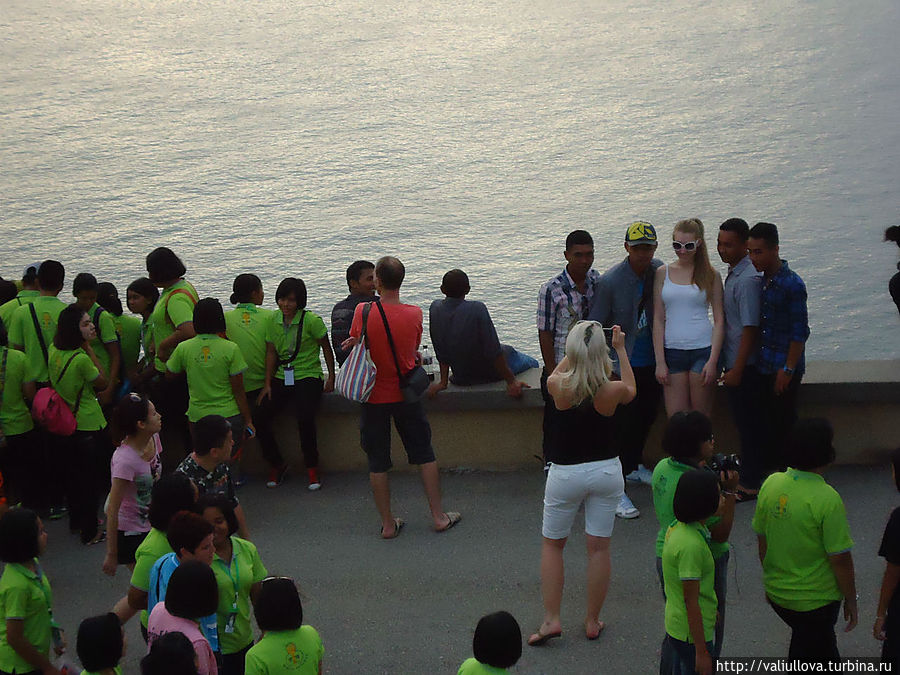 К вечеру приезжает много людей разных национальностей полюбоваться закатом