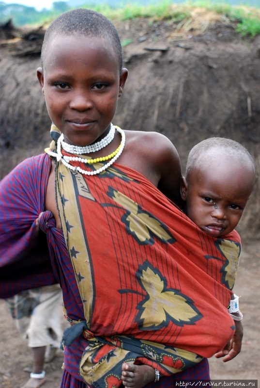 Масайские девочки с детства привыкают воспитывать детей Виктория-Фоллс, Зимбабве