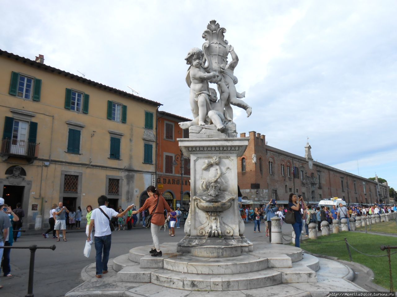 Pisa: чудесная площадь piazza dei Miracoli