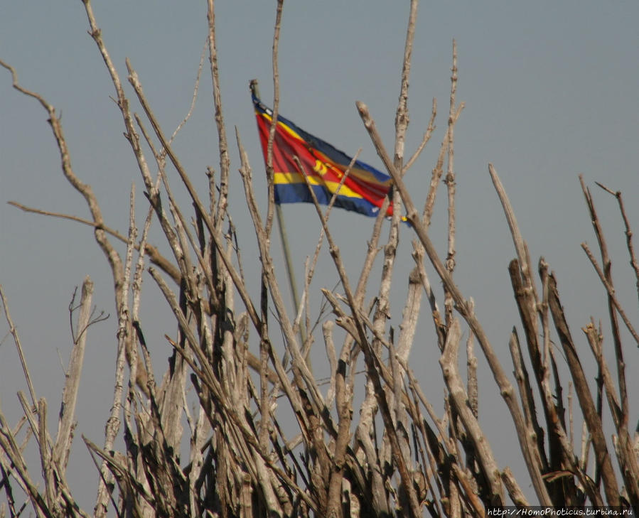 Флаг над королевским краалем Лобамба, Свазиленд