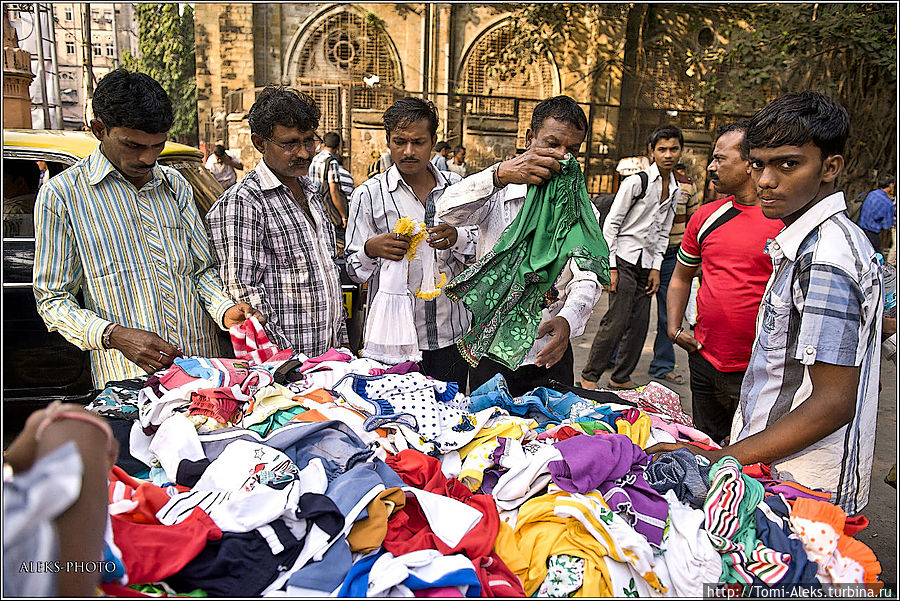 Привокзальная торговля. Интересно, как молодые папаши покупают платья для своих девочек...
* Мумбаи, Индия