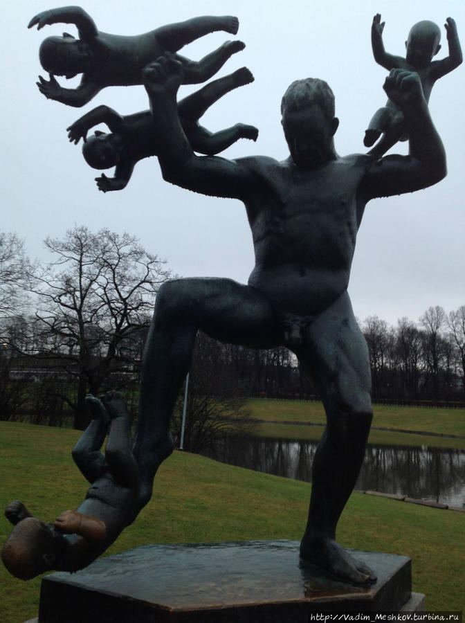 Парк скульптур Вигеланда, расположенный на западе Осло, является частью большого парка Фрогнер.
Парк создан скульптором Густавом Вигеландом в 1907—1942 гг. 
Парк занимает площадь в 30 гектаров и содержит 227 скульптурных групп, отражающих  гамму человеческих отношений.
Темой парка являются «состояния человека». Большинство статуй изображают людей, которые запечатлены во время различных занятий. 
Каждая из статуй передаёт набор эмоций, отношений.
На этом фото — скульптура Мужчина, атакуемый младенцами. Осло, Норвегия
