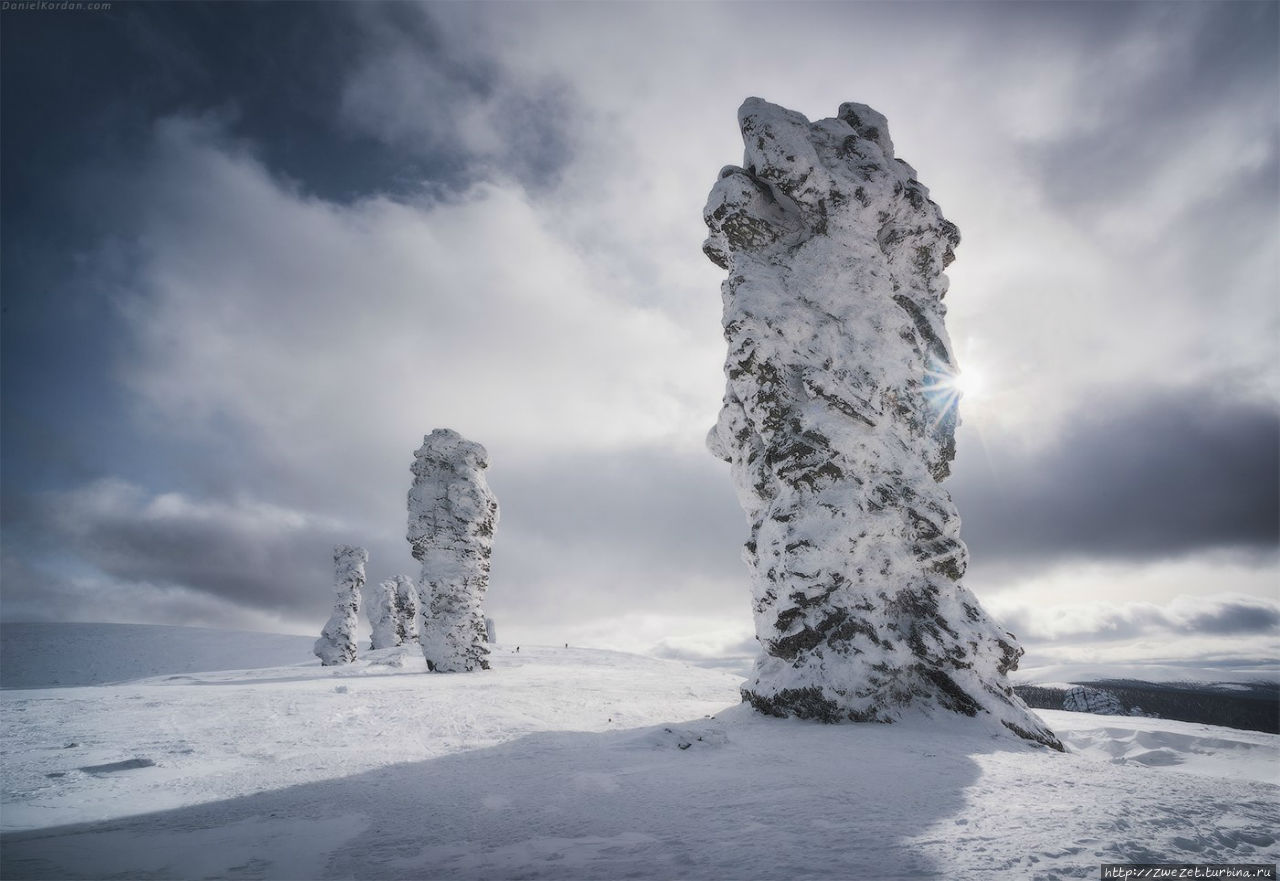Останцы в снегу (фото Даниила Коржонова) Свердловская область, Россия