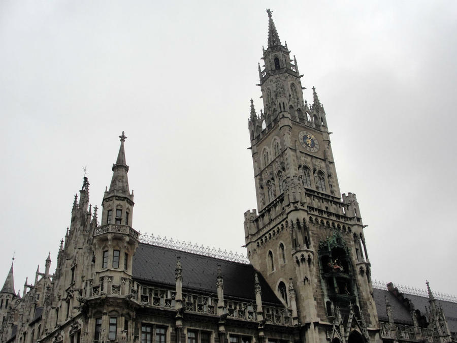 Новая ратуша (нем. Neues Rathaus) — здание в Мюнхен, в северной части площади Мариенплац, предназначенное для работы городских властей: Обербургомистра, Городского совета, городского управления.

Новая ратуша была построена в 1867—1908 годах под руководством Георга фон Хауберриссера. Весь комплекс из кирпича и камня с башней высотой 85 м сгруппирован вокруг шести внутренних двориков. Огромный фасад здания длиной около 100 м богато украшен фигурами баварских герцогов, королей династии Виттельсбахов, легендарных персонажей и святых. В 1874 году в новое здание из Старой ратуши, находящейся всего в нескольких десятках метров, переехал городской совет, занимающий ратушу по сей день. Здание достраивалось и расширялось до 1908—1909 годов. Сегодня ратуша представляет собой строение в неоготическом стиле, в котором имеется 400 комнат общей площадью более 9 тыс. м². Мюнхен, Германия