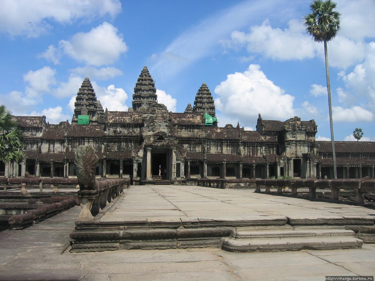 Ангкор Ват. Крестообразная терраса и западный фасад храма Ангкор (столица государства кхмеров), Камбоджа