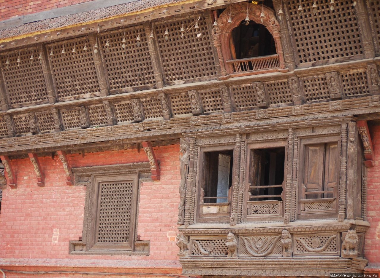 Резные окна во внутреннем дворике Музея Патана Патан (Лалитпур), Непал