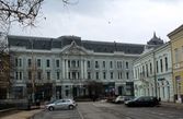 это здание по венгерски называется Kormányablak, Гугл переводит его окно правительства (другого перевода с венгерского у меня нет:)))