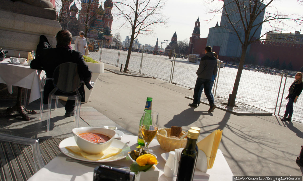 Вид на Красную площадь от столика в Боско Баре Москва, Россия