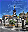 Фонтан на площади Орсини с монументом Папы Бенедикта 13-го.