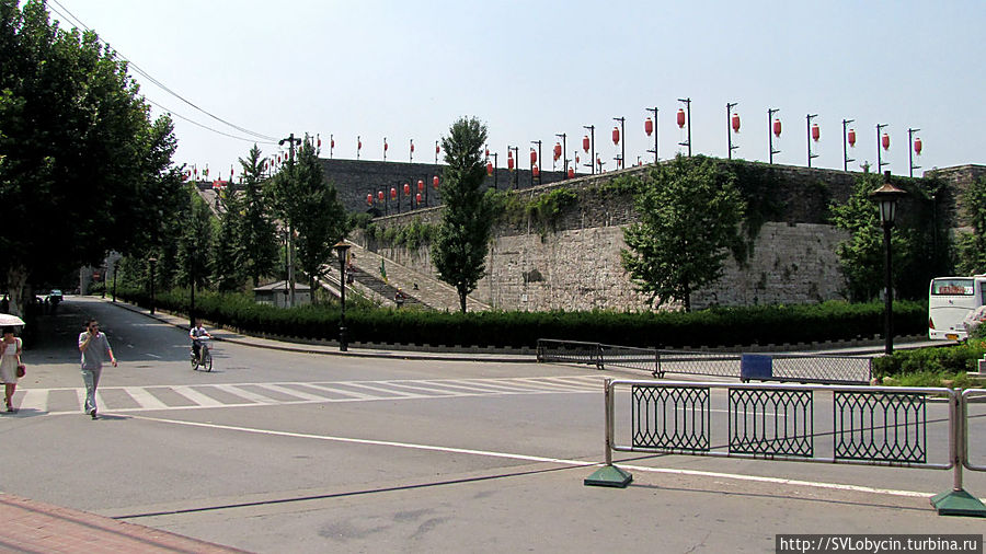 Видна южную крепость сот старого города Нанкин, Китай