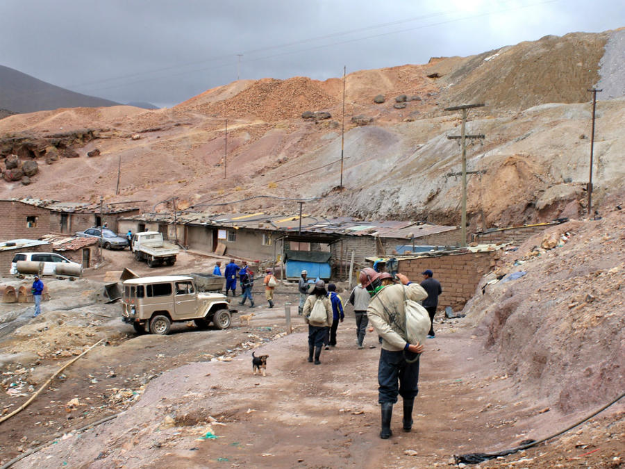 Туристы направляются к входу в шахту Потоси, Боливия