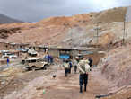 Туристы направляются к входу в шахту