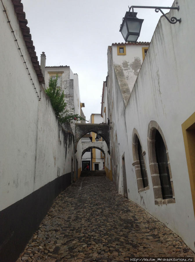 Узкие улицы города Эвора. Эвора, Португалия