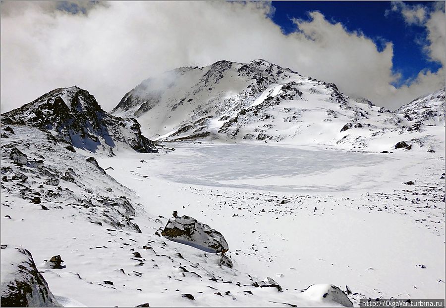 Кстати, известен случай, когда в 1991 году австралийский студент Джеймс Скотт, пытаясь в одиночку пересечь перевал, затерялся в снегах и целых 43 дня скитался по горам, где и погиб, не найдя выхода. Госайкунд, Непал
