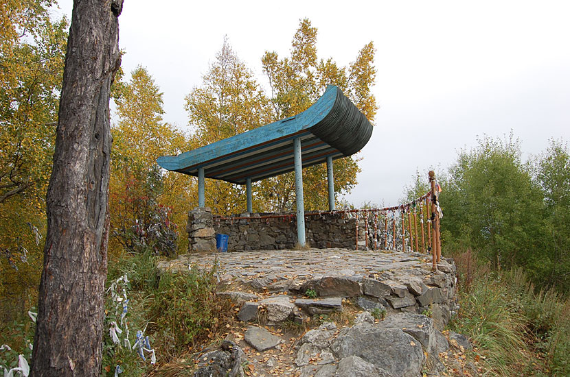 Гора Камень Черского. Беседка на вершине озеро Байкал, Россия