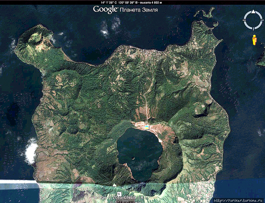 На этом снимке, даже из космоса, хорошо видна тропа, ведущая от северной кромки острова к вершине кратера вулкана Тааль Тагайтай, Филиппины