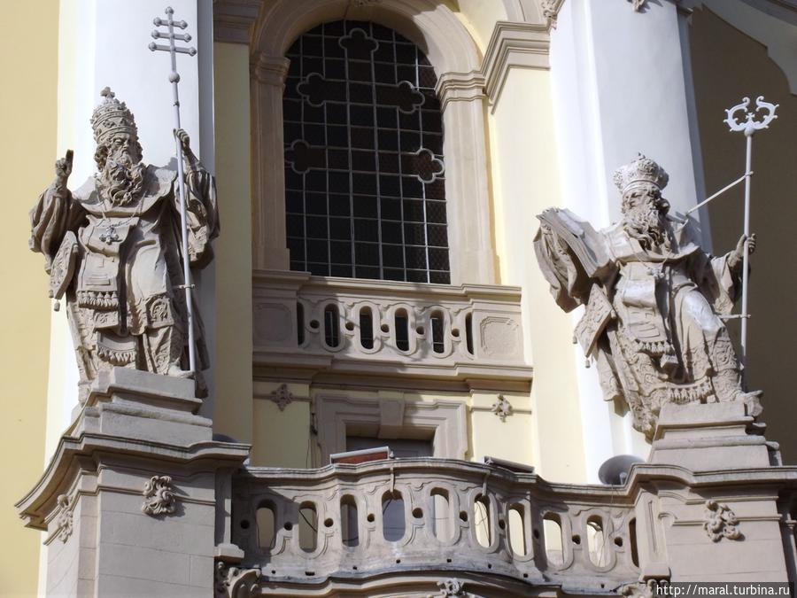 Статуи Отцов христианской Церкви —  святого Афанасия и святого Льва