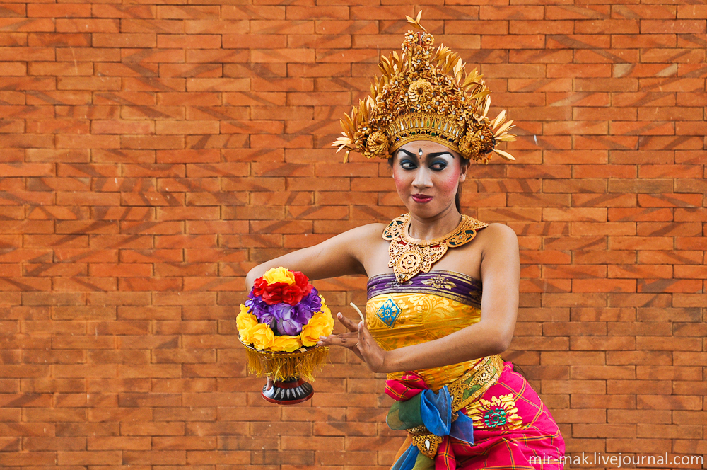 Обратите внимание на мизинец танцовщицы.те внимание на мизинец танцовщицы. Бали, Индонезия