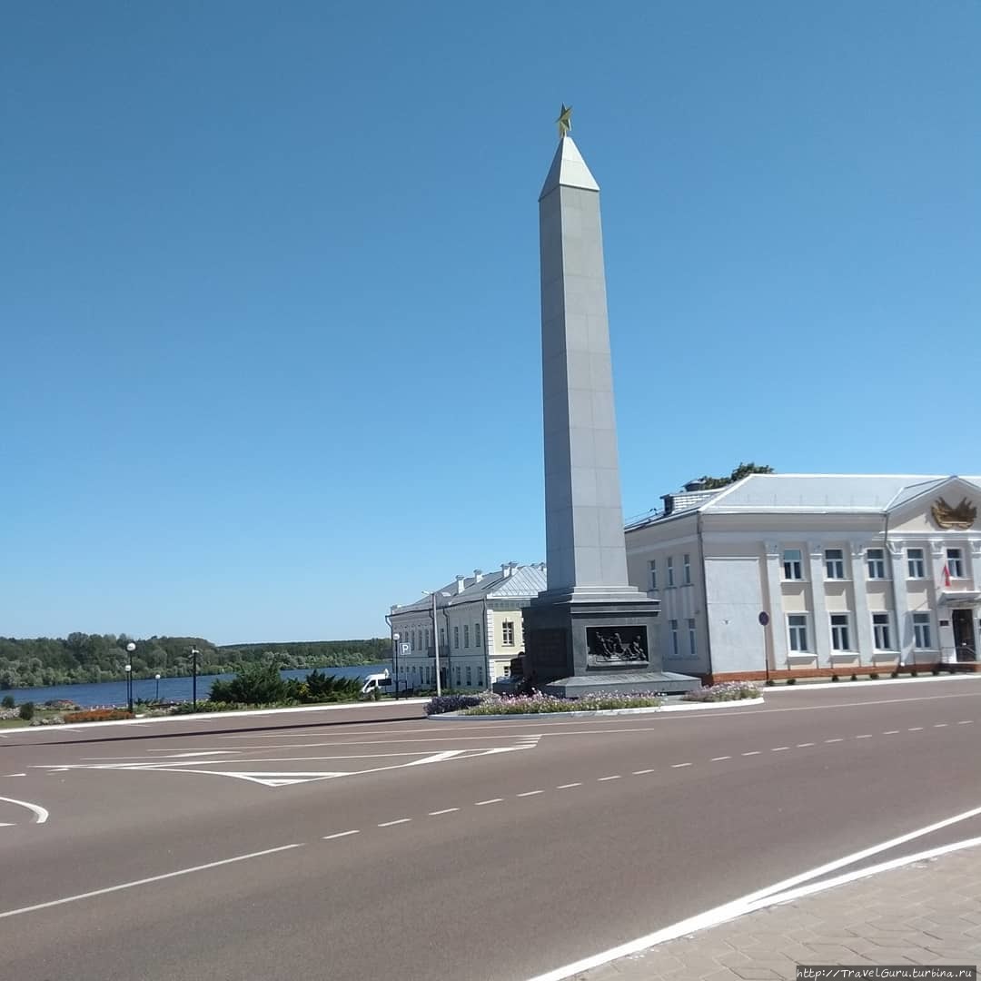 18-метровый монумент в честь освобождения Лоева. Лоев, Беларусь