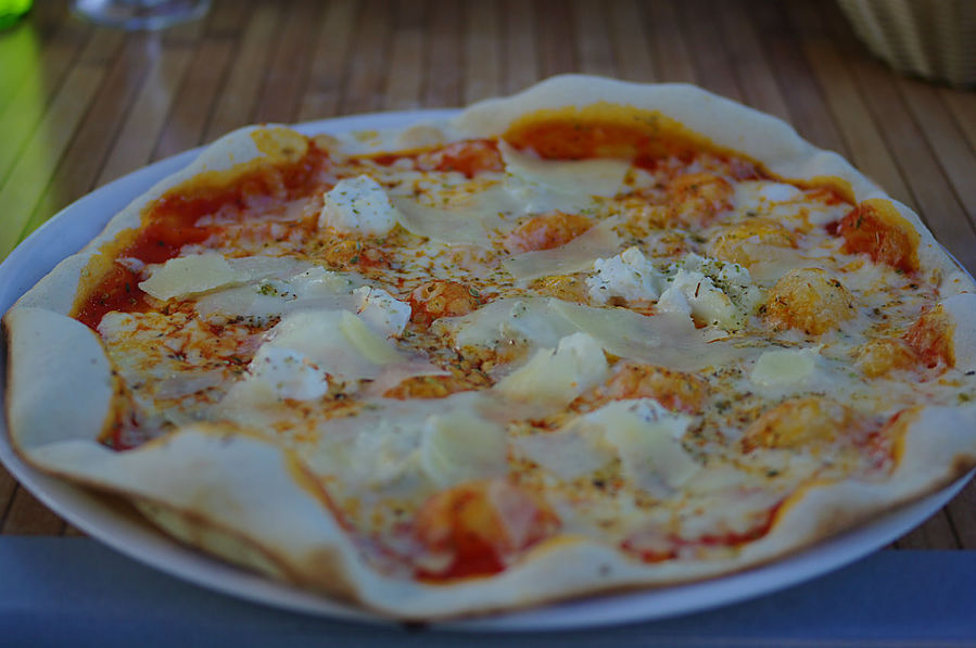Пицца с несколькими сортами сыров.