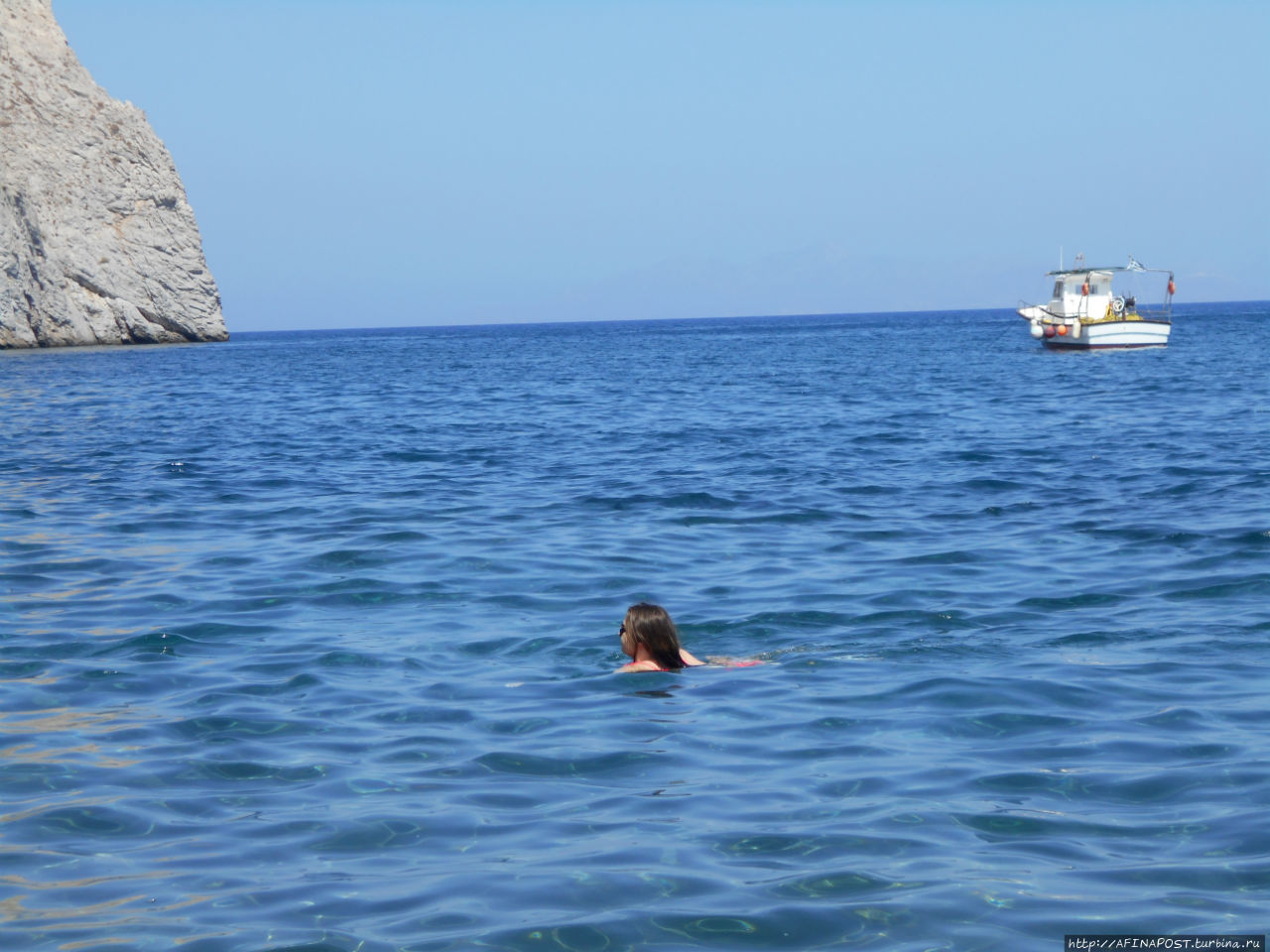 Голубой флаг над чёрным пляжем Перисса, остров Санторини, Греция