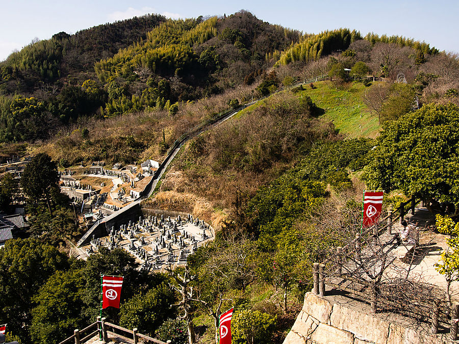 Снова виды на кладбище внизу и окрестные холмы. Ономити, Япония