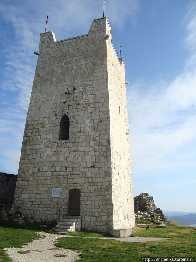 Восточная башня, вид с другой стороны.