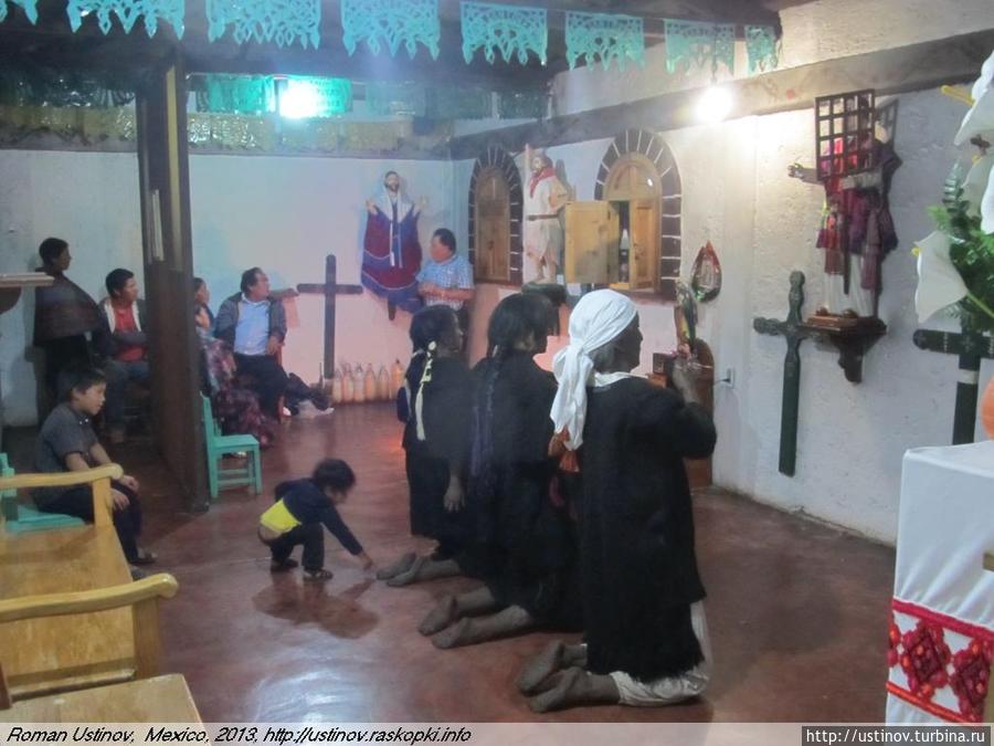 молящиеся. на заднем плане — живой шаман проводит процедуру Сан-Кристобаль-де-Лас-Касас, Мексика