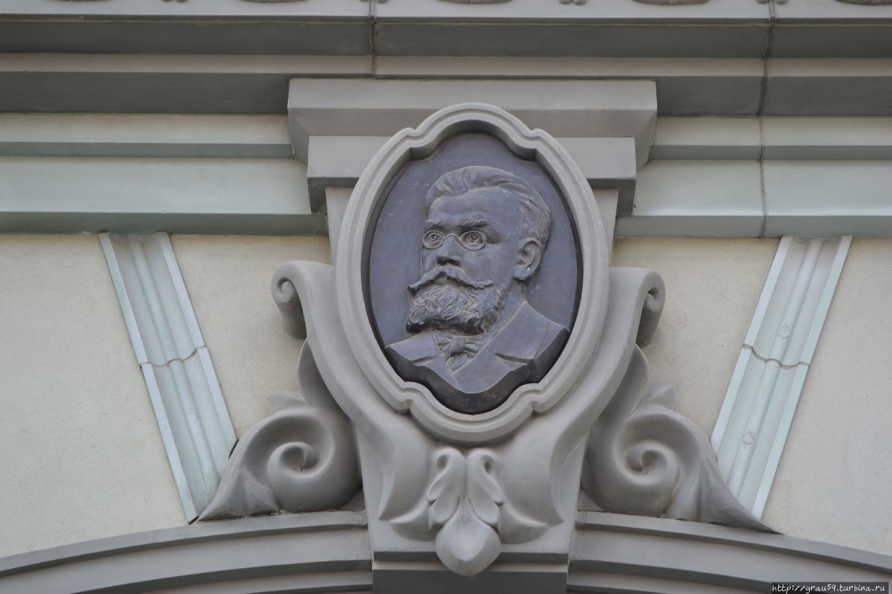 Барельефы знаменитостей, связанных с Саратовом / Bas-reliefs of celebrities associated with Saratov